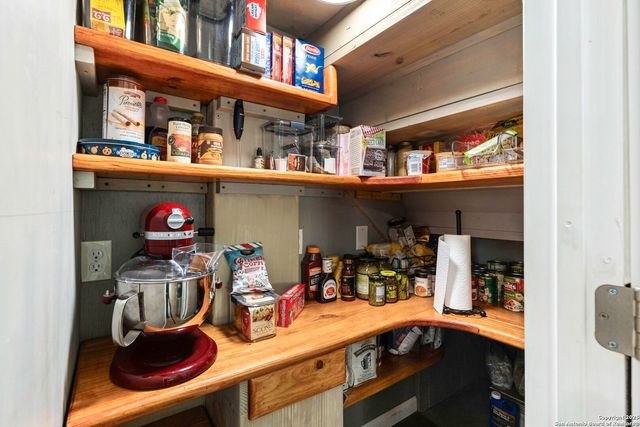 218 Mountain Side, Lakehills, TX 78063