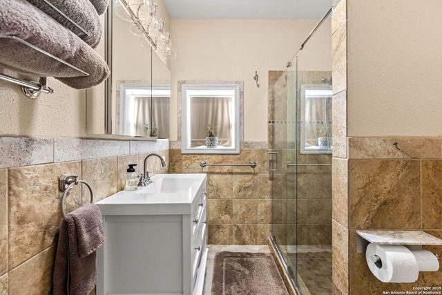 218 Mountain Side, Lakehills, TX 78063