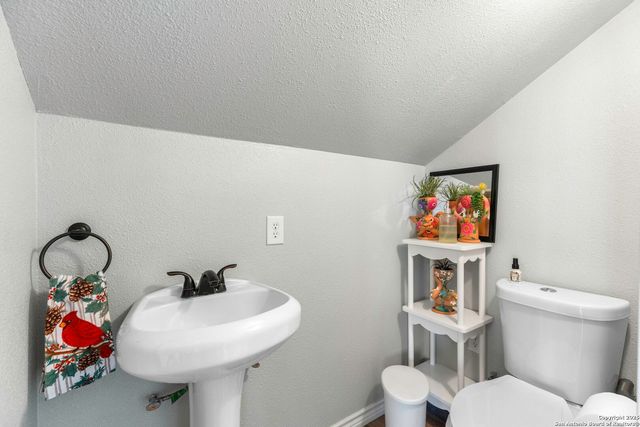 218 Mountain Side, Lakehills, TX 78063