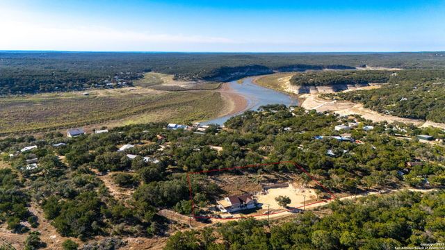 218 Mountain Side, Lakehills, TX 78063