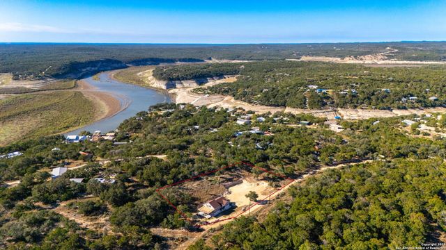 218 Mountain Side, Lakehills, TX 78063