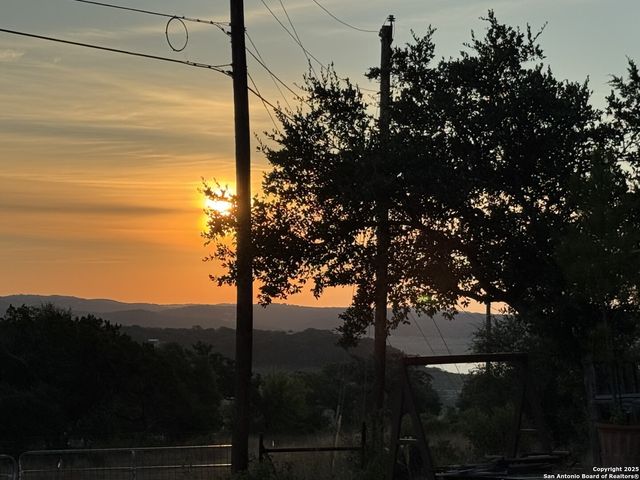 218 Mountain Side, Lakehills, TX 78063