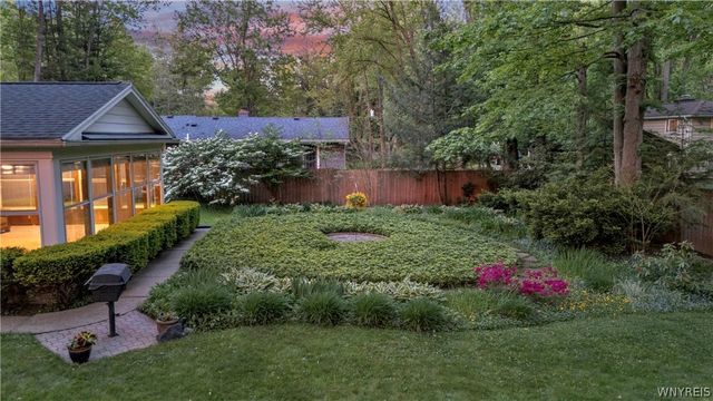 8 Forsythia Court, Orchard Park, NY 14127