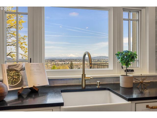 4323 Sw HAMILTON Ter, Portland, OR 97239