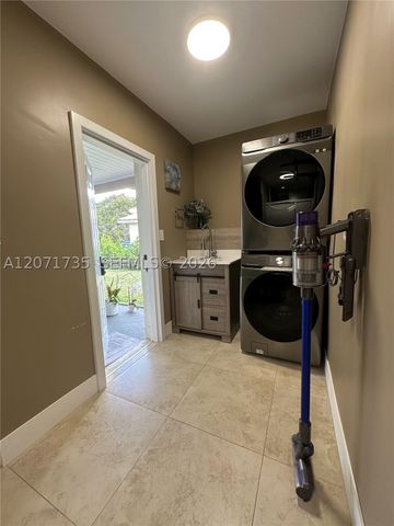 8203 NW 37th St, Coral Springs, FL 33065