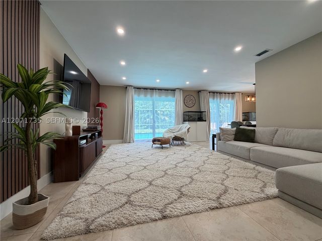 8203 NW 37th St, Coral Springs, FL 33065