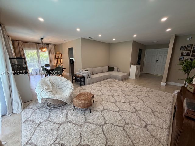 8203 NW 37th St, Coral Springs, FL 33065