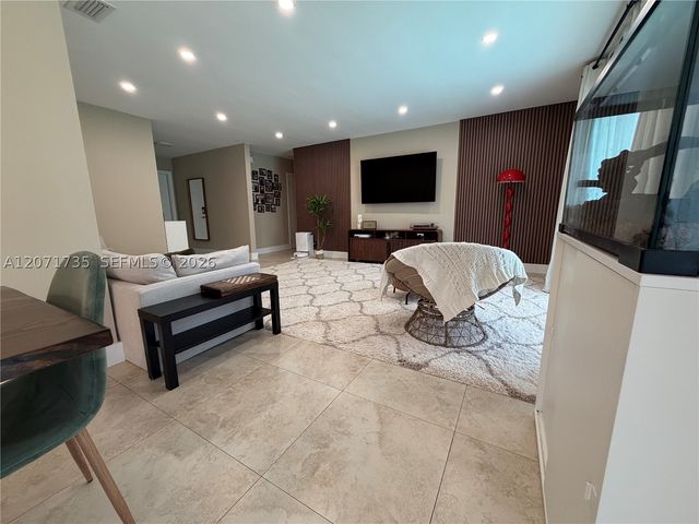 8203 NW 37th St, Coral Springs, FL 33065
