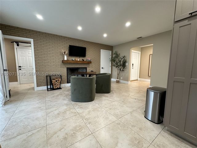 8203 NW 37th St, Coral Springs, FL 33065