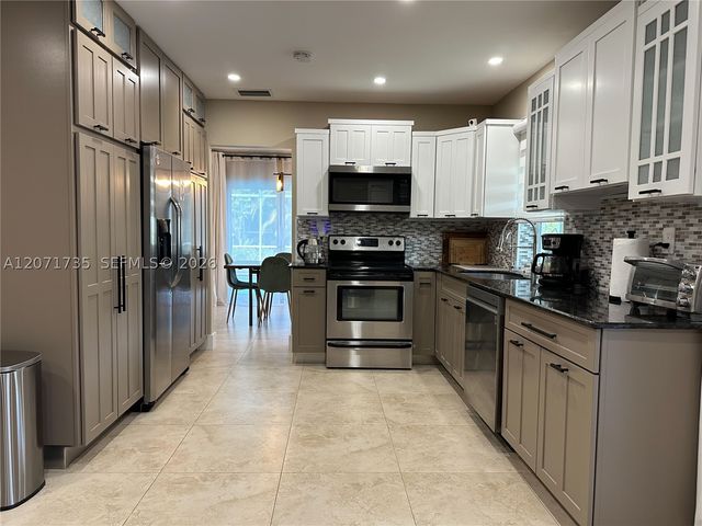 8203 NW 37th St, Coral Springs, FL 33065