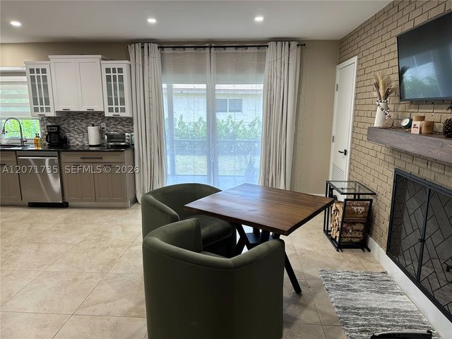 8203 NW 37th St, Coral Springs, FL 33065