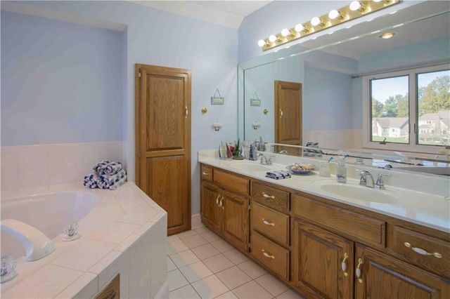 1219 Pembrooke Drive, Warrensburg, MO 64093