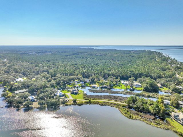 284 Grove Lane, Freeport, FL 32439