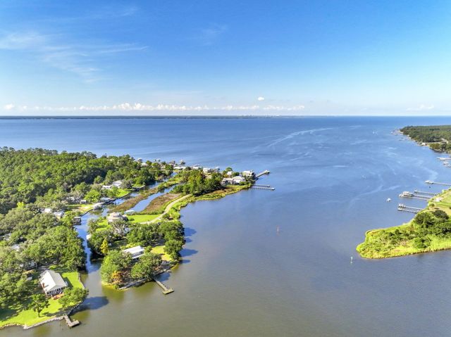 284 Grove Lane, Freeport, FL 32439