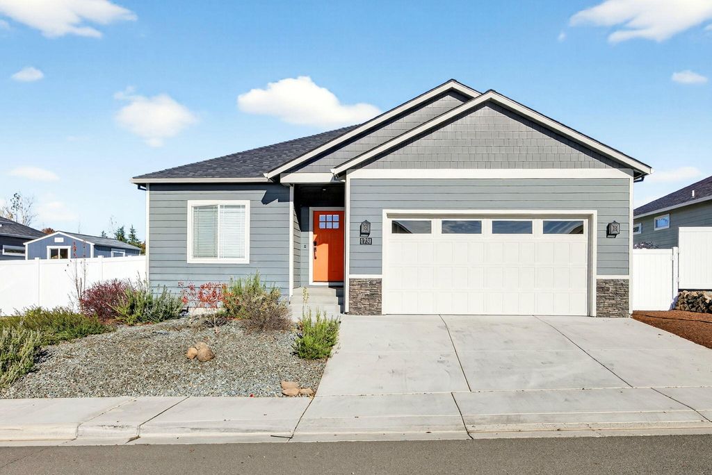 1731 Luxor Lane, Medford, OR 97504