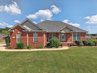 11 Oak Point Dr, Fayetteville, TN 37334