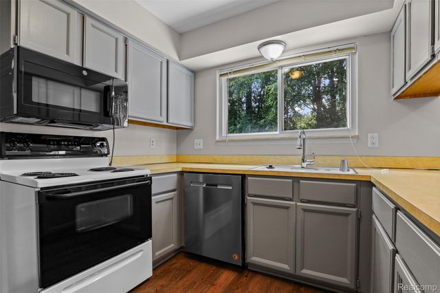 8167 Sandpiper Street, Canton Charter Township, MI 48187