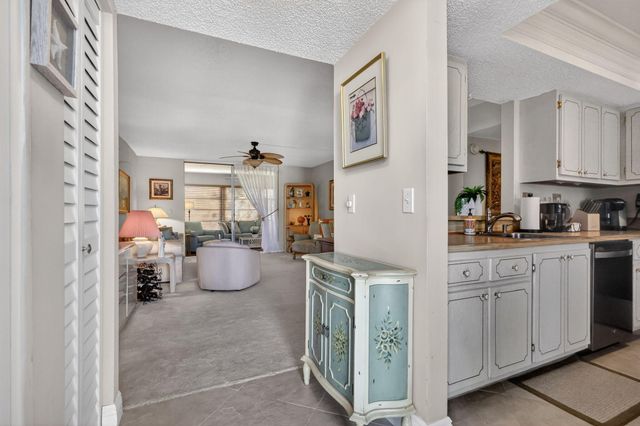 9 Willowbrook Lane 202, Delray Beach, FL 33446