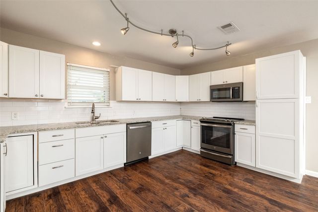 702 Commerce Street, Euless, TX 76040