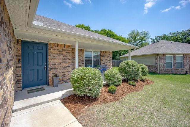 819 Twin Lakes Drive, Noble, OK 73068