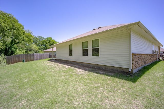 819 Twin Lakes Drive, Noble, OK 73068
