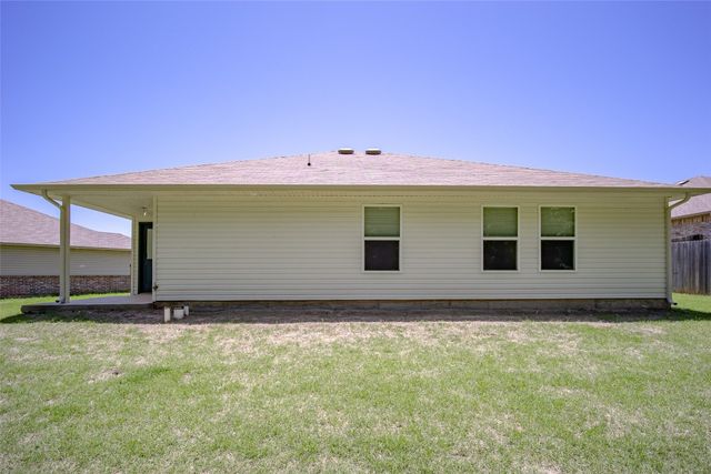 819 Twin Lakes Drive, Noble, OK 73068