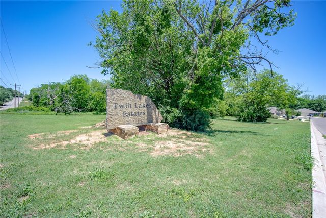 819 Twin Lakes Drive, Noble, OK 73068