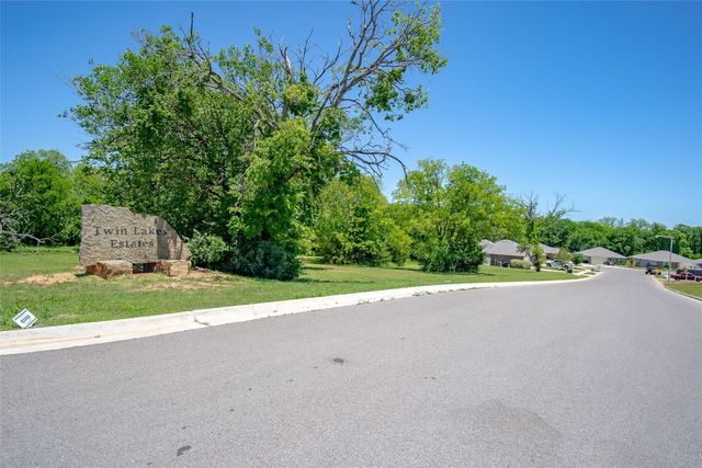819 Twin Lakes Drive, Noble, OK 73068