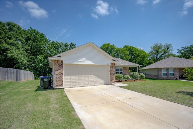 819 Twin Lakes Drive, Noble, OK 73068
