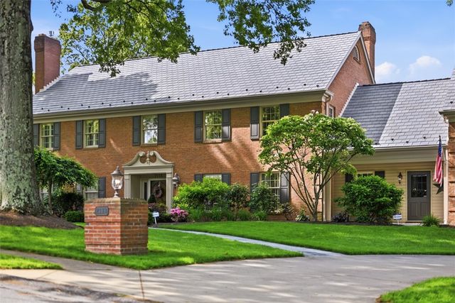 2113 Blairmont Dr, Upper St Clair, PA 15241
