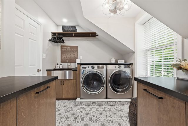 2113 Blairmont Dr, Upper St Clair, PA 15241
