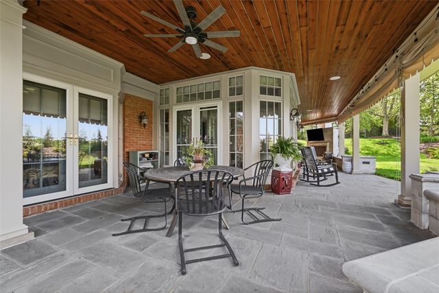 2113 Blairmont Dr, Upper St Clair, PA 15241