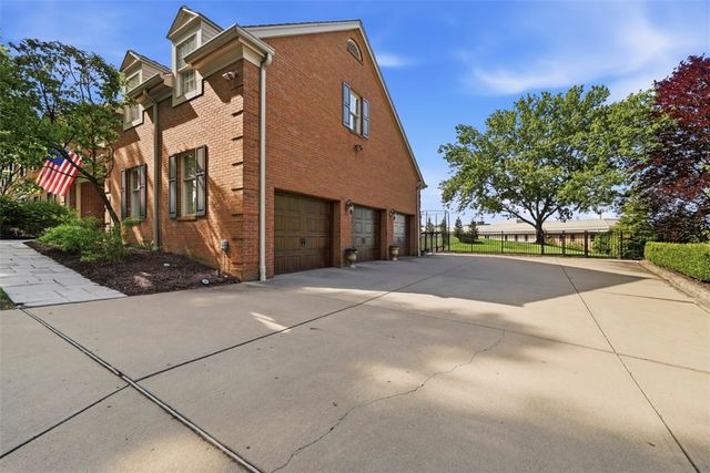 2113 Blairmont Dr, Upper St Clair, PA 15241