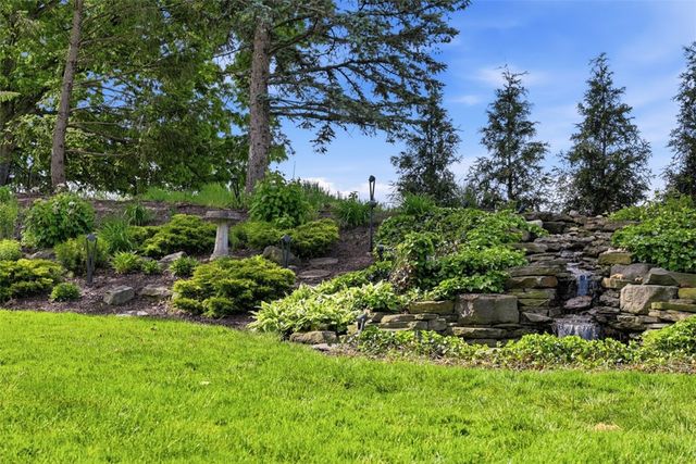 2113 Blairmont Dr, Upper St Clair, PA 15241