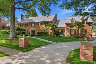 2113 Blairmont Dr, Upper St Clair, PA 15241