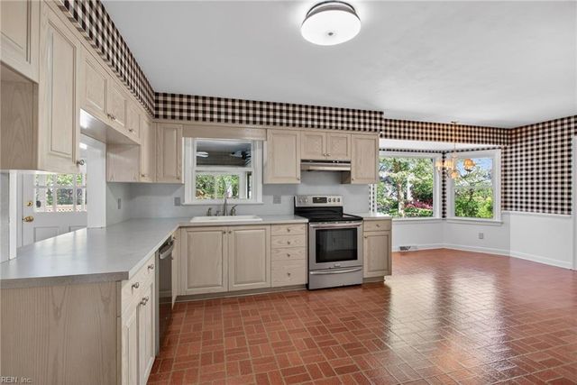 1109 Cresthaven LN, Virginia Beach, VA 23464