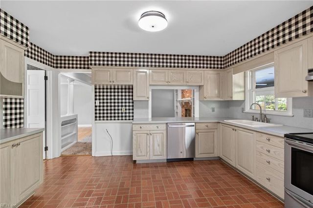 1109 Cresthaven LN, Virginia Beach, VA 23464