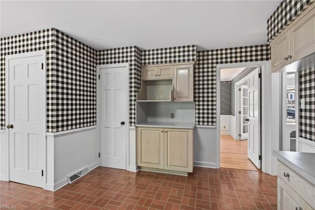 1109 Cresthaven LN, Virginia Beach, VA 23464