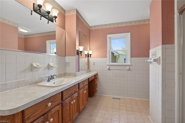 1109 Cresthaven LN, Virginia Beach, VA 23464