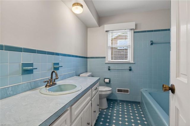 1109 Cresthaven LN, Virginia Beach, VA 23464