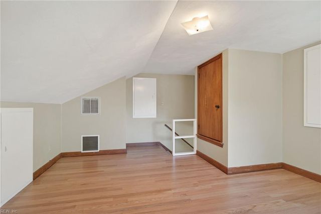 1109 Cresthaven LN, Virginia Beach, VA 23464