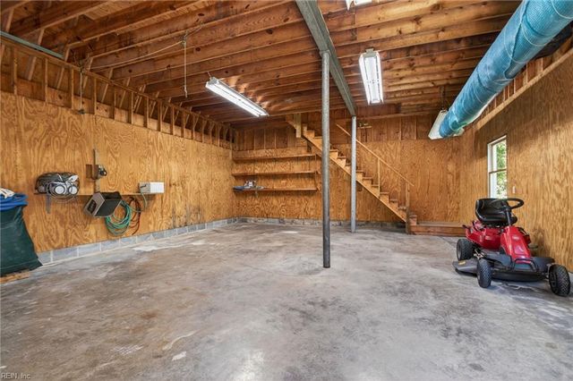 1109 Cresthaven LN, Virginia Beach, VA 23464