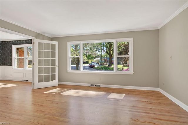 1109 Cresthaven LN, Virginia Beach, VA 23464