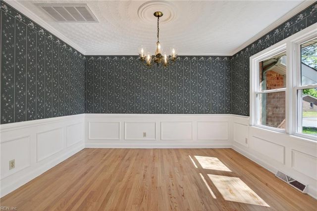 1109 Cresthaven LN, Virginia Beach, VA 23464