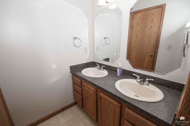 611 Dogwood Street, Wakefield, KS 67487