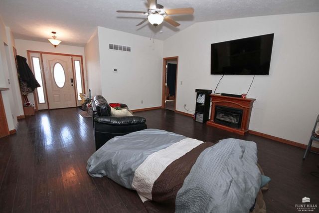 611 Dogwood Street, Wakefield, KS 67487