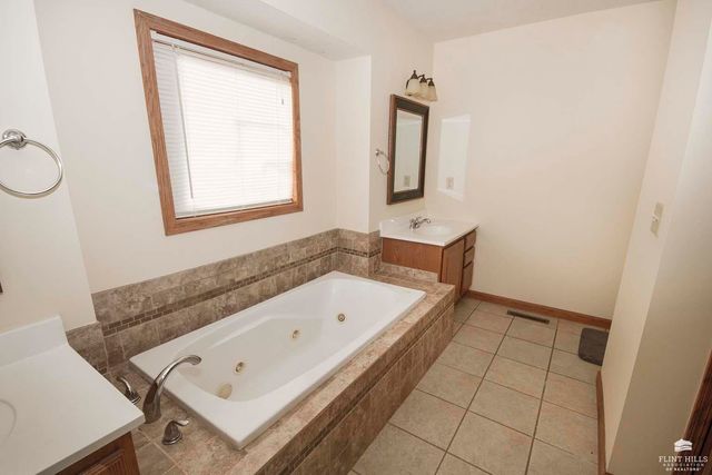 611 Dogwood Street, Wakefield, KS 67487