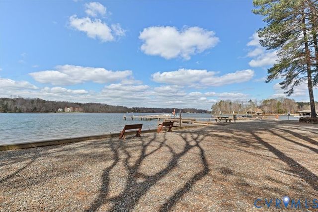 38 Jerdone Island Dr, Bumpass, VA 23024