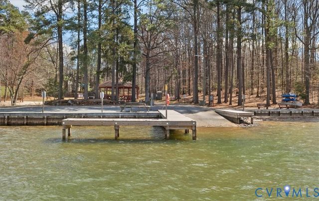 38 Jerdone Island Dr, Bumpass, VA 23024