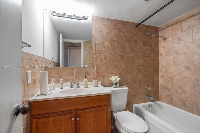 8821 Sunrise Lakes Blvd 102, Sunrise, FL 33322